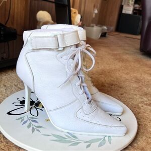 Woman’s Vintage leather lace up pointed toe heeled ankle boots in white size 9.